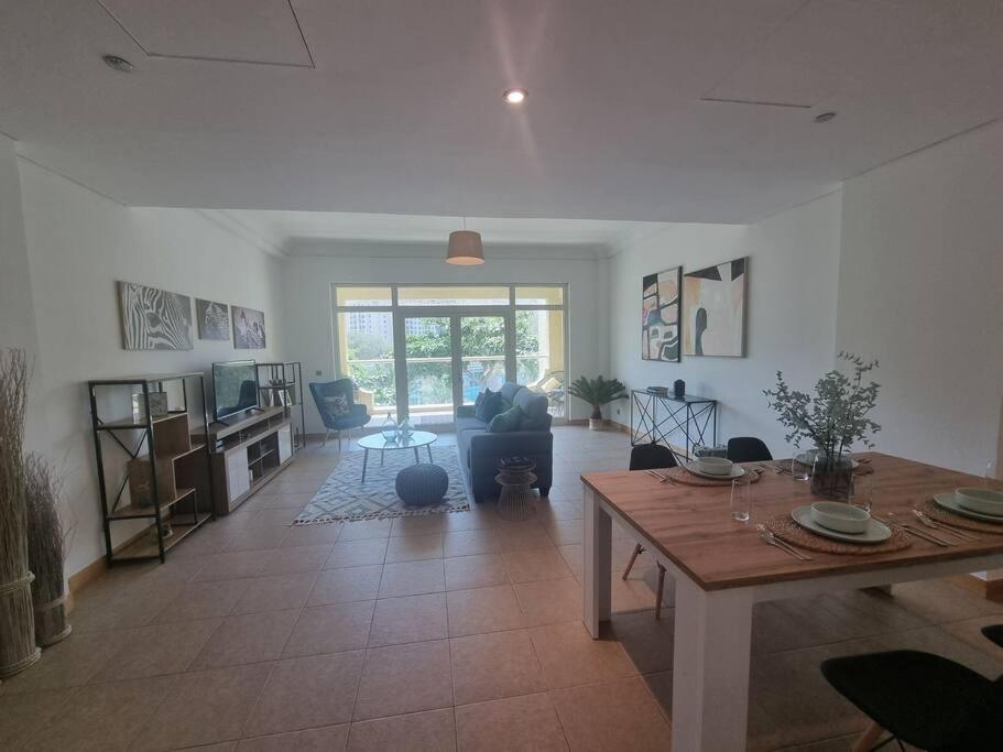 Bright Cosy One Bed - Palm Jumeirah Shoreline *